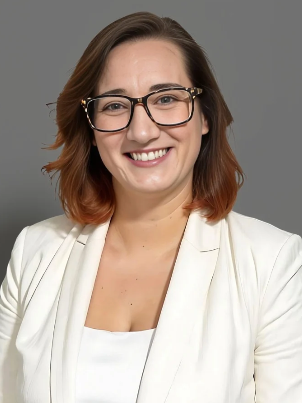 Kimberly Roberts Headshot (1)